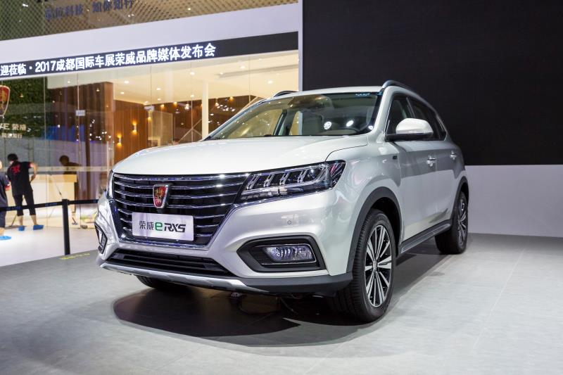 全新荣威950、荣威e950定义“高级轿车” 成都车展亮相售价16.88万起 互联网汽车上市一周年 系统升级带来颠覆式进化